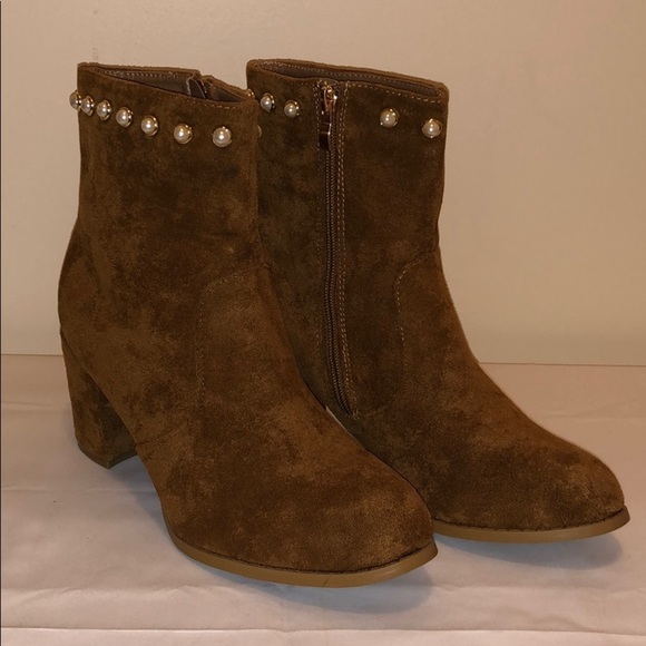 LAST ONE!! New Women's Pearl Embellished Heeled Boots Size 10 - Picture 1 of 11